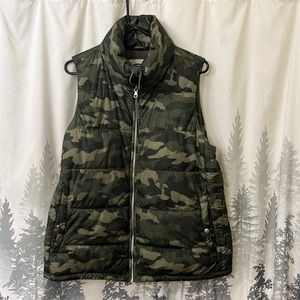 Old Navy Camo fleece lined puffy Vest. Size Large womens